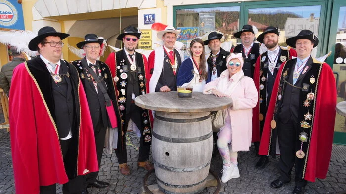 Das Prinzenpaar und die Faschingskanzler machen sich umzugsfit.