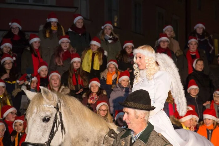 Auf einem Pferd ritt Christkind Eva Rockenschaub in der Adventstadt Leoben ein. Sehr zur Freude der Kinder, aber auch der Erwachsenen.