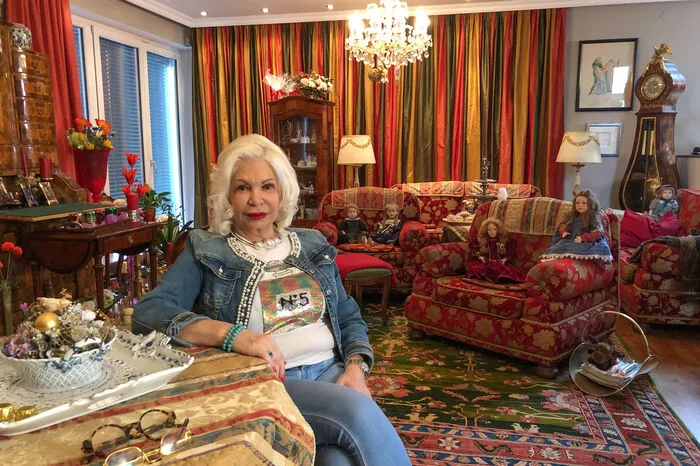 Luzia, 75-jährige technische Zeichnerin in Pension aus Salzburg, wäre eigentlich eine Komtesse: „Aber Adelstitel sind ja in Österreich nicht mehr en vogue.“ Bei der Partnerwahl spielt ihre aristokratische Herkunft sowieso keine große Rolle, betont sie. Luzias Ehe wurde, nach 30 gemeinsamen Jahren, vor sechs Jahren geschieden. Man hatte sich auseinandergelebt. Nach der Scheidung gab es in ihrem Leben einen jungen Verehrer. „Der war fesch“, erinnert sie sich, „hatte lange Haare und war ein Charmeur. Es war Balsam für die Seele. Er hat mir all die Dinge gesagt, die eine Frau hören will.“ Leider hatte er es aber auf ihr Geld abgesehen. „Tempi passati! So ist das Leben“, findet die Salzburgerin. Luzia möchte fröhlich in die neuen Zeiten blicken. Und hofft auf einen Herrn, der sie „ein bissl mitreißt und ohne Altlasten frisch mit einer Freundschaft beginnen kann.“ Sie erträumt sich für ihr Leben ein Ende wie in einem Liebesroman, denn „da geht immer alles gut aus.“