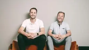 Zwei Männer sitzen auf einer braunen Couch | Sebastian und Andreas Lanner führen das Unternehmen Lanner Media gemeinsam