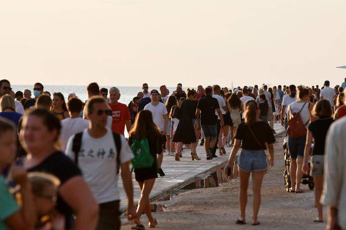 Touristenmassen am Strand von Zadar