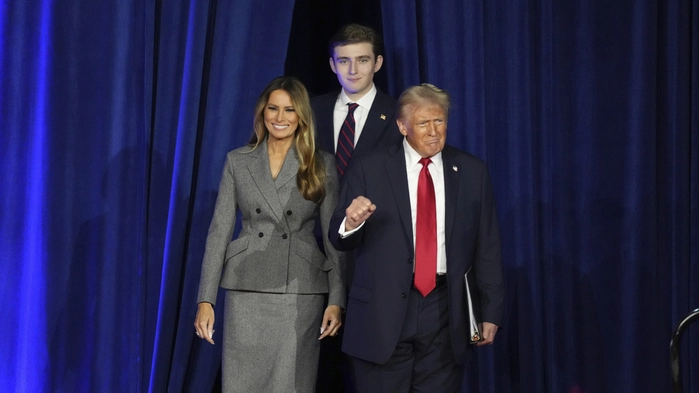 Ziemlich groß gewachsen und jetzt im Visier Teheran: Barron Trump und seine Eltern Melania und Donald Trump (AP Photo/Lynne Sladky)