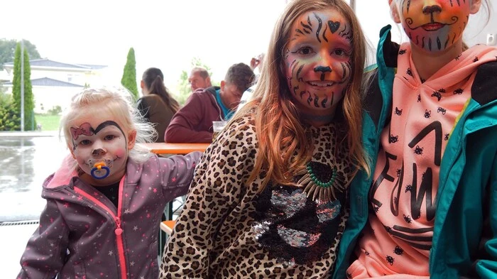 Diesen Samstag erklärten die Kameraden der Freiwilligen Feuerwehr Haidach in Welzenegg im Osten von Klagenfurt zum Feiertag. Die Kinderdisco im Feuerwehrhaus begann am Nachmittag, am frühen Abend startete die Blaulichtparty.