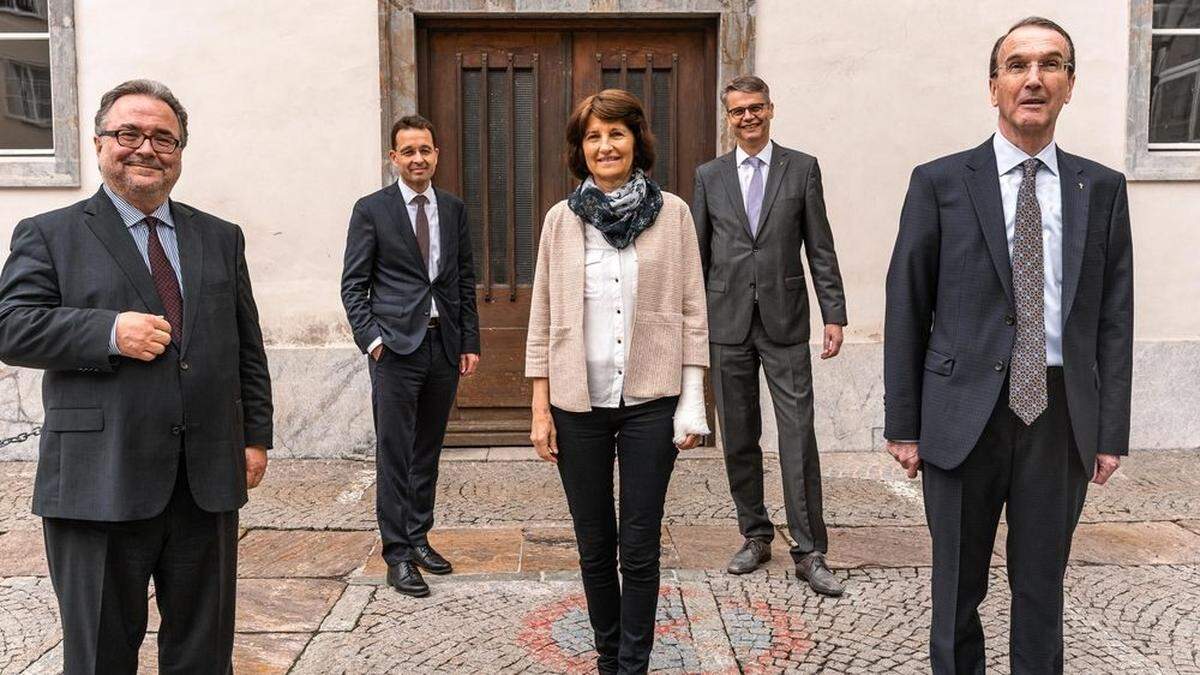 Bischof Michael Chalupka, Superintendentialkurator Michael Axmann, die neugewählte Synoden-Vizepräsidentin Gabriele Neubacher, Superintendent Wolfgang Rehner und Synodenpräsident Peter Krömer