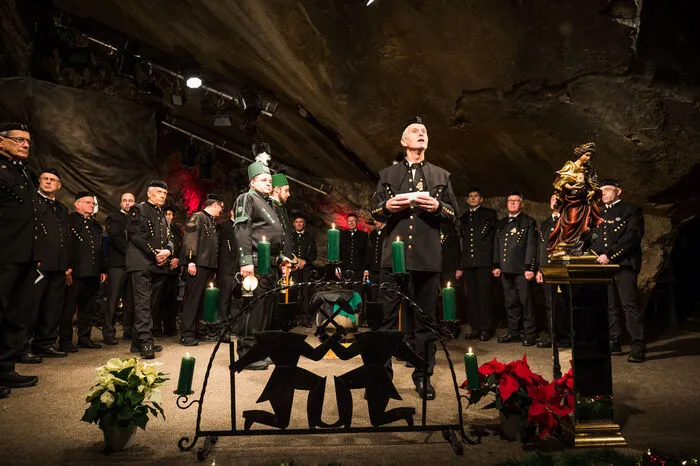 Im Anschluss an den Gottesdienst fand der traditionelle Ledersprung statt. Der Bergmännische Kulturverein Bad Bleiberg nimmt mit dieser traditionelle Zeremonie Menschen, die sich um die Erhaltung der Bergbautradition verdient gemacht haben, in den Bergmannsstand auf.
