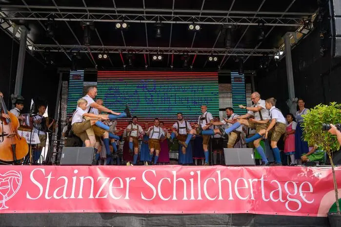 Auch der Nachwuchs tanzte bei den Volkstänzen begeistert mit.