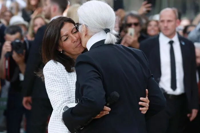 Im Anschluss wurde Lagerfeld mit der Medaille Grand Vermeil die höchste Auszeichnung der Stadt Paris überreicht. Im Bild: Karl Lagerfeld mit der Pariser Bürgermeisterin Anne Hildalgo  