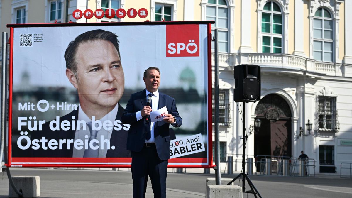 SPÖ-Chef Andreas Babler präsentierte die ersten SPÖ-Plakate für die Nationalratswahl auf dem Ballhausplatz in Wien