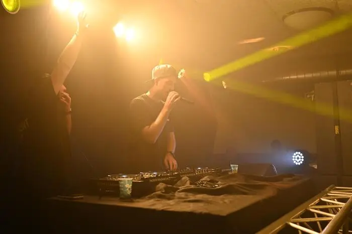 In der prall gefüllten Disco sorgten die „DJ Tmls“ für Partystimmung.