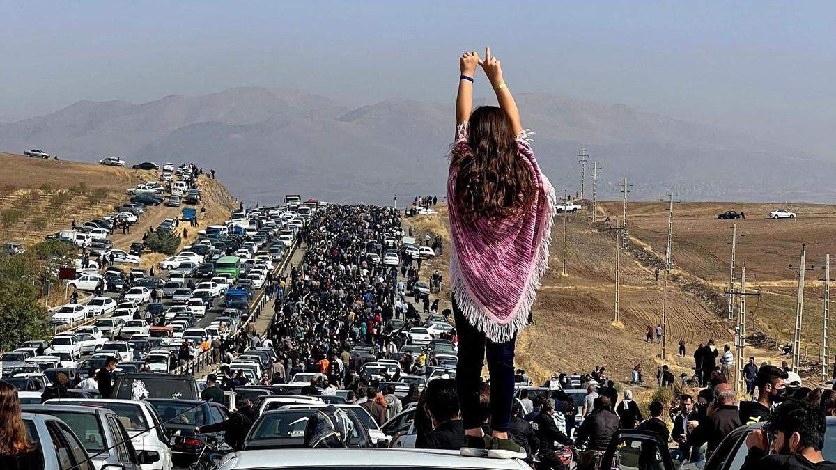 Seit mehr als drei Monaten protestieren im Iran landesweit Menschen gegen das islamische System. Zwar zogen in den vergangenen Wochen weniger Menschen auf die Straßen, die Proteste wurden aber in anderer Form fortgesetzt