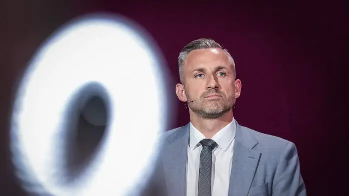 Ulrich Siegmund bei einer TV-Diskussion im MDR mit grauem Anzug.