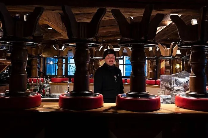 Es muss ja nicht gleich die Kitzloch-Bar sein - im Bild der Eigentümer im leeren, weil geschlossenen Lokal. Aber den After-Work-Drink an der Bar, das Tete-a-tete am Tresen, die Tuchfühlung auf der Tanzfläche - das wünschen wir uns schon. Das Glaserl Wein vor dem Fernseher ist ja ganz nett, aber wir wollen wieder in Gesellschaft essen, trinken und tratschen dürfen!