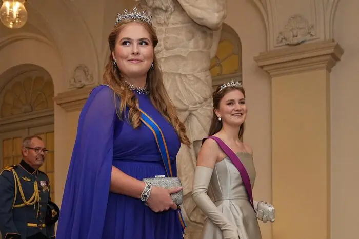 Kronprinzessin Amalia, die am 7. Dezember ihren 20. Geburtstag feierte, soll möglichst unbelastet aufwachsen. Sie studiert zurzeit in Amsterdam.