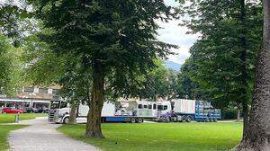 Die Trucks mit den Teilen für das Riesenrad kamen Montagfrüh im Stadtpark Spittal an