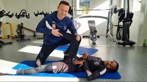 WAC-Masseur Sasa Rodic behandelt Stürmer Thierno Ballo