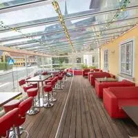 Zur Bar gehört auch ein Wintergarten