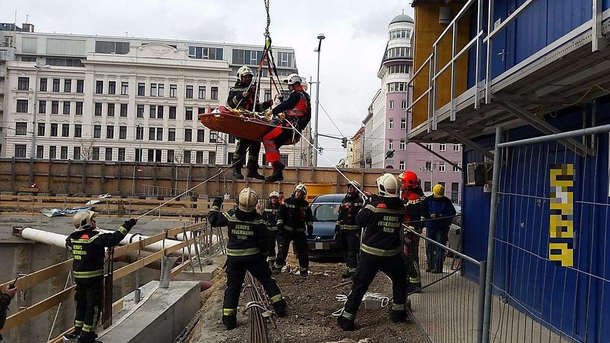 Bergung des Bauarbeiters