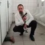 Krimi-Autor Roland Zingerle am "Tatort Herren-WC".