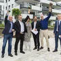 Architekt Fritz Katzianka, Grandits, Oberrauner, Vermarkter Adolf Nageler, Installateur Franz Wiedenig und Raiffeisen Landesbank-Bereichsleiter Manfred Wilhelmer (von links) am Dorfplatz der Wohnanlage