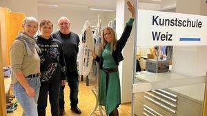 Gudrun Eggenreich, Barbara Krondorfer, Hubert Brandstätter und Anita Buchgraber von der Kunstschule Weiz in den neuen Räumlichkeiten