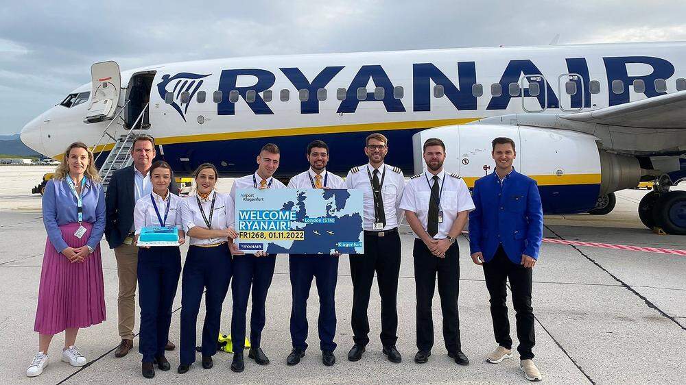 Flughafen feierte Ryanair-Comeback. Von links: Annika Ledeboer (Ryanair Country Manager DACH-Region), Nils Witt (Geschäftsführer Airport Klagenfurt), Ryanair-Crew, Marcus Hepner (Airline Sales & Marketing Airport Klagenfurt)