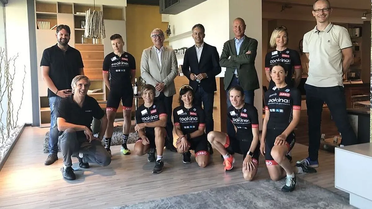 Das Cookina-Rad-Team bei der Präsentation mit Ehrengästen