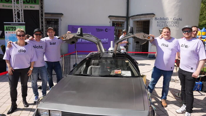 Mit dem „DeLorean“ aus „Zurück in die Zukunft“ holte Christian Rieder von five elements film eines der bekanntesten und beliebtesten Filmautos aus der Hollywood Schmiede nach Spittal und stellte sich in den Dienst der guten Sache. Für eine Spende zugunsten Spittaler in Not konnte man sich sein persönliches Foto mit diesem Wunderauto gleich mit nach Hause nehmen.