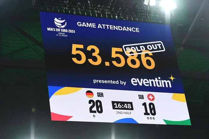 Men s EHF EURO 2024 Deutschland - Schweiz am 10.01.2024 in der Merkur Spiel-Arena in Düsseldorf Die Anzeigetafel in der Merkur Spiel-Arena zeigt die Zuschauerzahl an: 53.586 - ausverkauft *** Men s EHF EURO 2024 Germany Switzerland on 10 01 2024 in the Merkur Spiel Arena in Düsseldorf The scoreboard in the Merkur Spiel Arena shows the number of spectators 53 586 sold out xRx