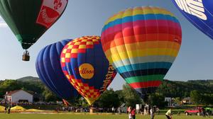 Riesige Heißluftballons starten in Fresing in den Himmel