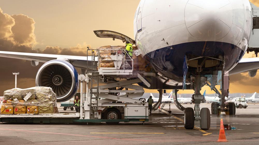 Der Handelsverband fordert einen Acht-Punkte-Aktionsplan für Fairness im digitalen Handel – bis zu 35 Luftfrachtflüge täglich würden die Behörden überfordern