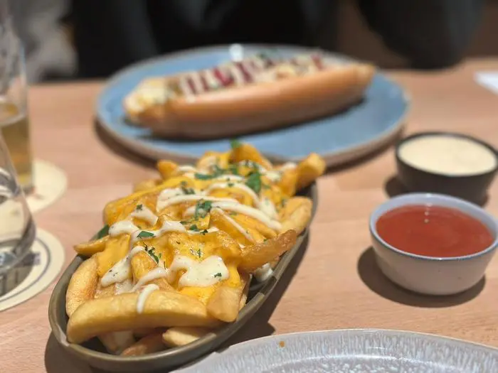 Die Garlic-Cheese-Fries.