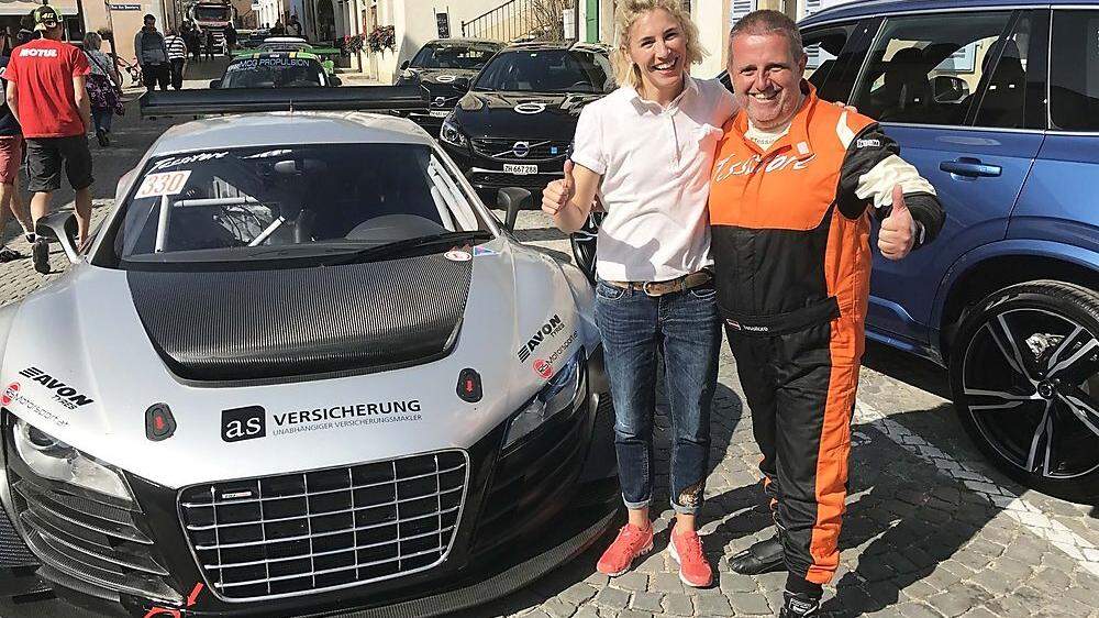 Erich Weber mit seinem Audi R8 und der Audi-Werksfahrerin Rahel Frey aus der Schweiz