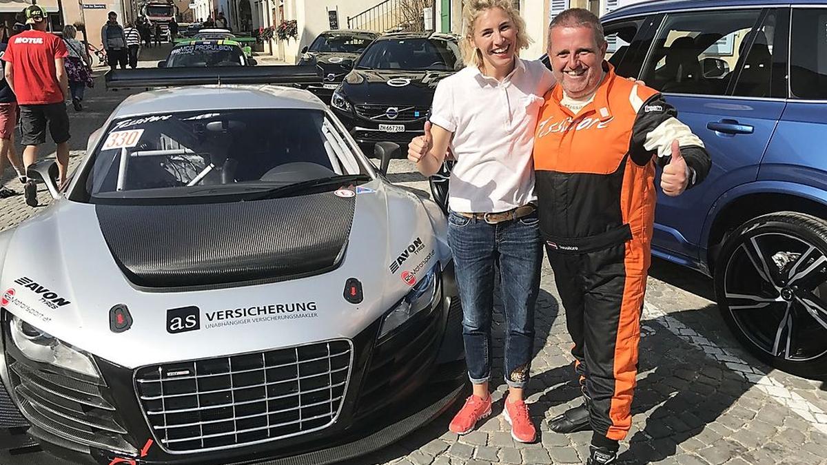 Erich Weber mit seinem Audi R8 und der Audi-Werksfahrerin Rahel Frey aus der Schweiz