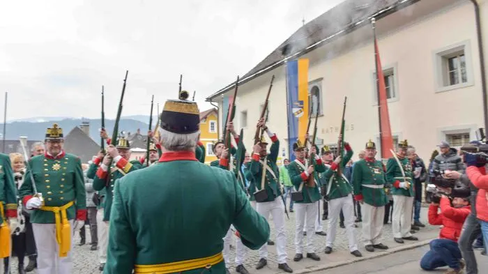 Olympiasiegerin Anna Gasser ist nun Trägerin des Landesordens in Silber und Namensgeberin für das neue Bildungszentrum in Millstatt. Mit einem Ehrensalutschuss begrüßte die Millstätterin die Bürgergarde unter Hauptmann Hubert Franz.
