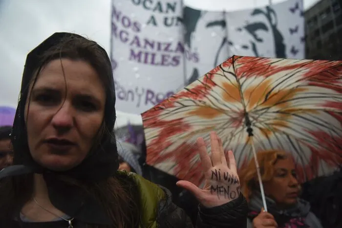 Mehrere Tausend Frauen legten vor den Demos demonstrativ ihre Arbeit für eine Stunde nieder.