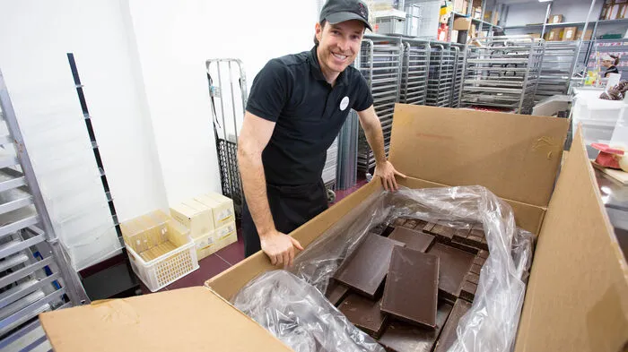 Felbers Ausgangsprodukt, die Rohschokolade, wird in Kartons zu je 750 Kilogramm aus Deutschland angeliefert.
