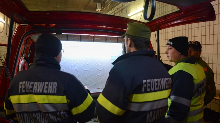 Sieben Feuerwehren des Abschnitts Mautern (Kalwang, Kammern, Madstein, Mautern Seiz, Traboch und Wald am Schoberpass) wurden Freitag Abend zur diesjährigen Abschnittsübung des Feuerwehrabschnitts 3 nach Kalwang alarmiert.