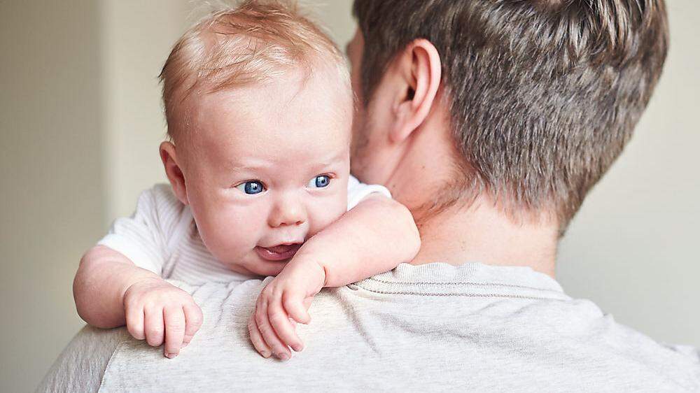 Auch Väter können eine intensive Bindung zu Neugeborenen aufbauen