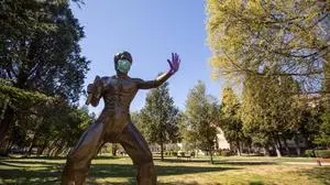 PXLBruce Lee s statue 02.04.2020., Mostar, Bosnia and Herzegovina - Bruce Lee s statue in Zrinjevac Park received a protective mask and gloves DenisxKapetanovic/PIXSELL