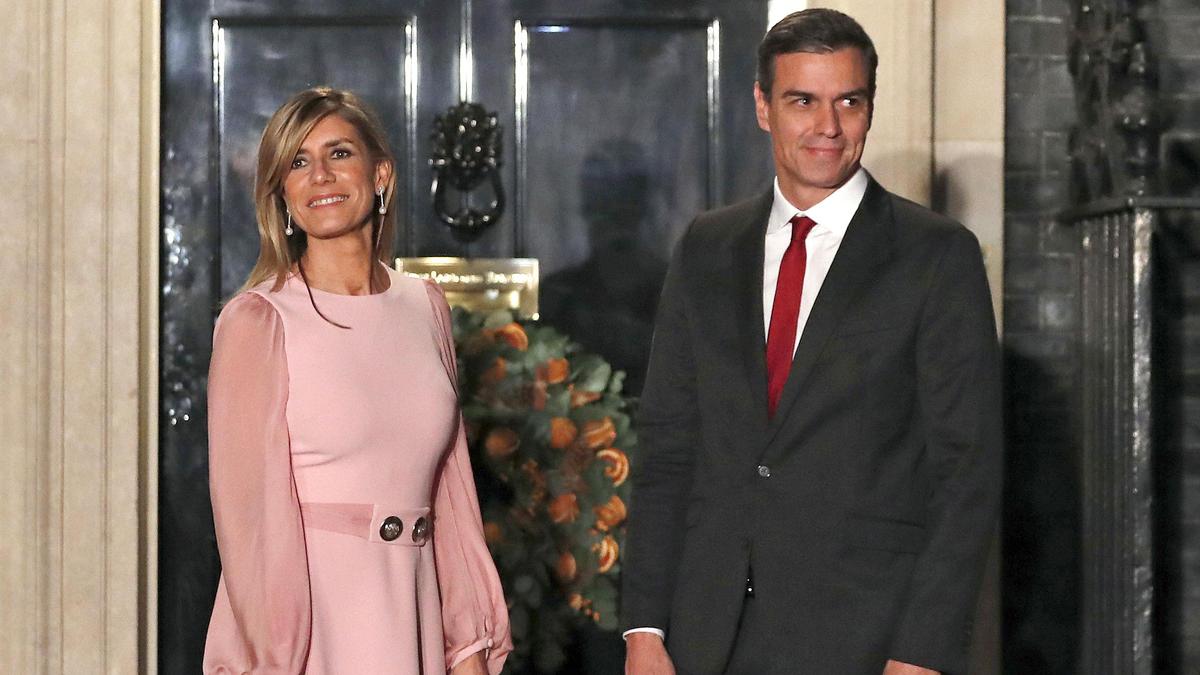 Der spanische Premierminister Pedro Sanchez und seine Frau Begoña Gómez kommen in der Downing Street 10 in London an.