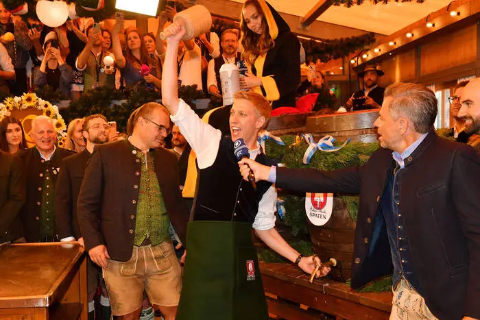 Dominik Krause Munich mayor during the 2026 Oktoberfest Wiesn opening at Schottenhamel tent at Theresienwiese on September 19, 2026 in Munich, Germany Oktoberfest Wiesn opening 2026 in Munich, Germany *** Dominik Krause, mayor of Munich, at the 2026 Oktoberfest Wiesn opening at the Schottenhamel tent at Theresienwiese on September 19, 2026, in Munich, Germany 2026 Oktoberfest Wiesn opening in Munich, Germany