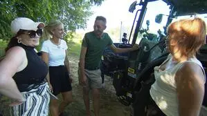 Obstbauer Simon gab seinen drei Hofdamen Fahrstunden am Traktor