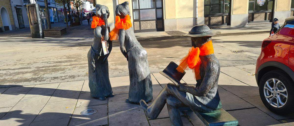 Die Skulptur „Stadtgespräch“, besser bekannt als „Tratschweiber“, wurde als Zeichen gegen Gewalt an Frauen geschmückt