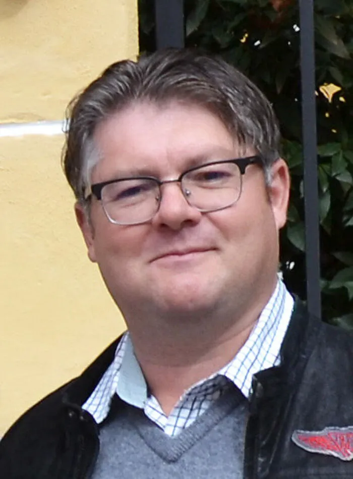 Weinhändler Johannes A. Prein aus Timmersdorf freut sich über Besuch in seiner Vinothek