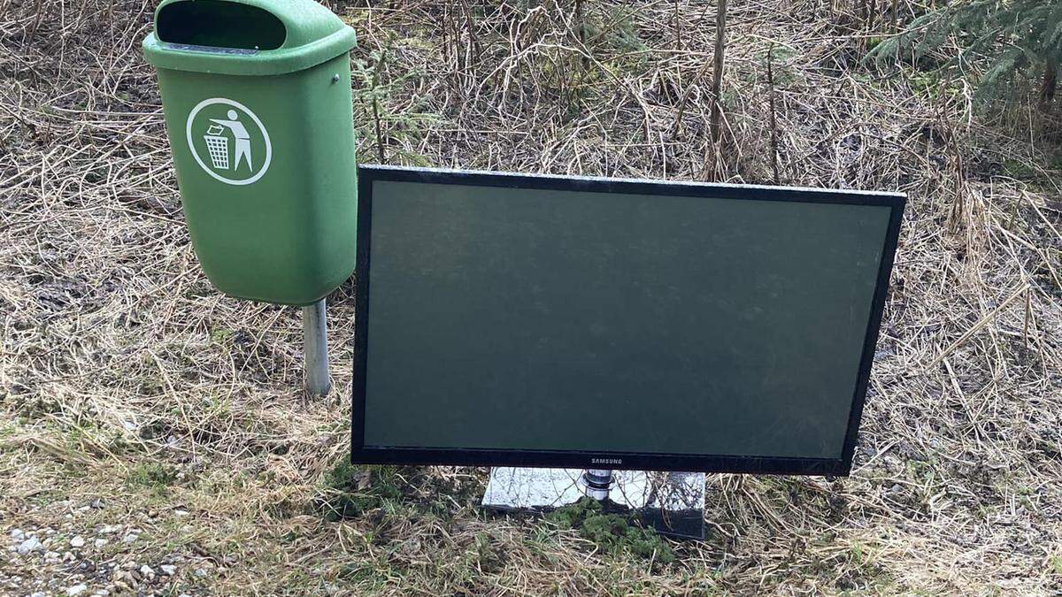 Der Besitzer des Fernsehers hat das Gerät neben einem Abfalleimer im öffentlichen Raum abgestellt