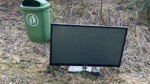 Der Besitzer des Fernsehers hat das Gerät neben einem Abfalleimer im öffentlichen Raum abgestellt