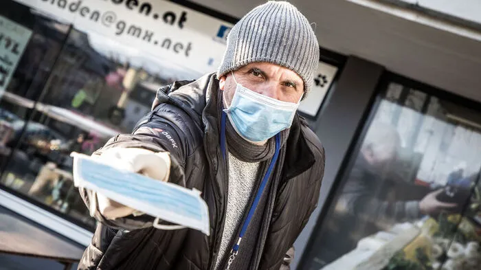 Vor der Markthalle in Villach wurden am Mittwoch bereits Masken verteilt