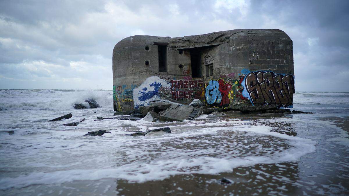 Bunker, Wehrtürme und andere Relikte des Krieges lassen sich von der Küste nicht entfernen. Man hat gelernt, damit zu leben