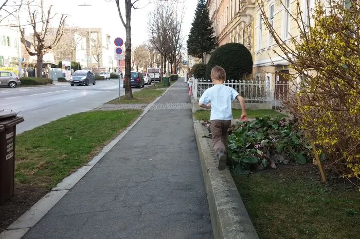 Beispiel Merangasse: Selbst die vielbefahrene Straße ist an der Stelle für Fußgägner attraktiv dank der Vorgärten.
