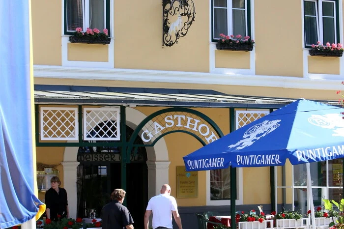Nicht nur die Friesacher Bevölkerung war am Freitag in das Kulturwirtshaus „Weisser Wolf“ (Foto) auf den Hauptplatz gekommen, um bei der Eröffnung dabei zu sein.